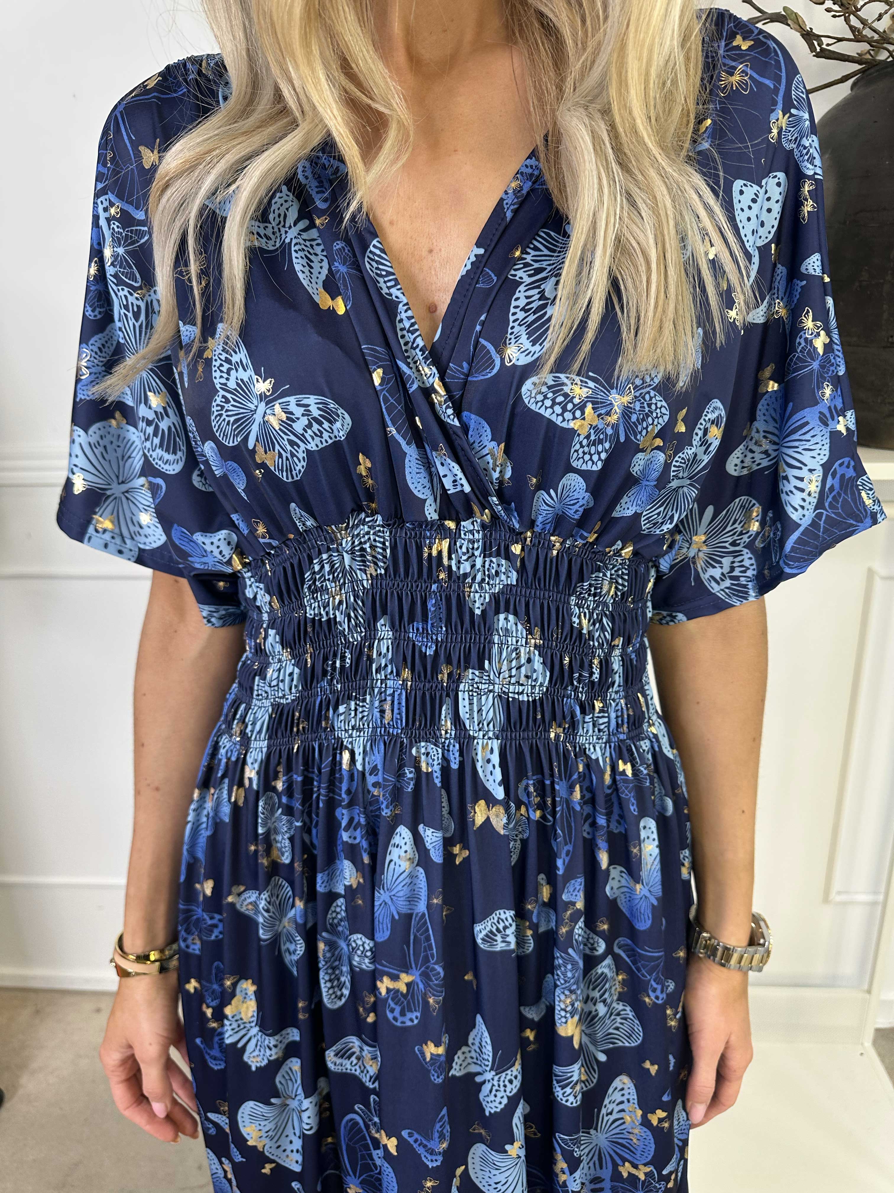 Pams Butterfly - Lang elastisk kjole med smock i livet